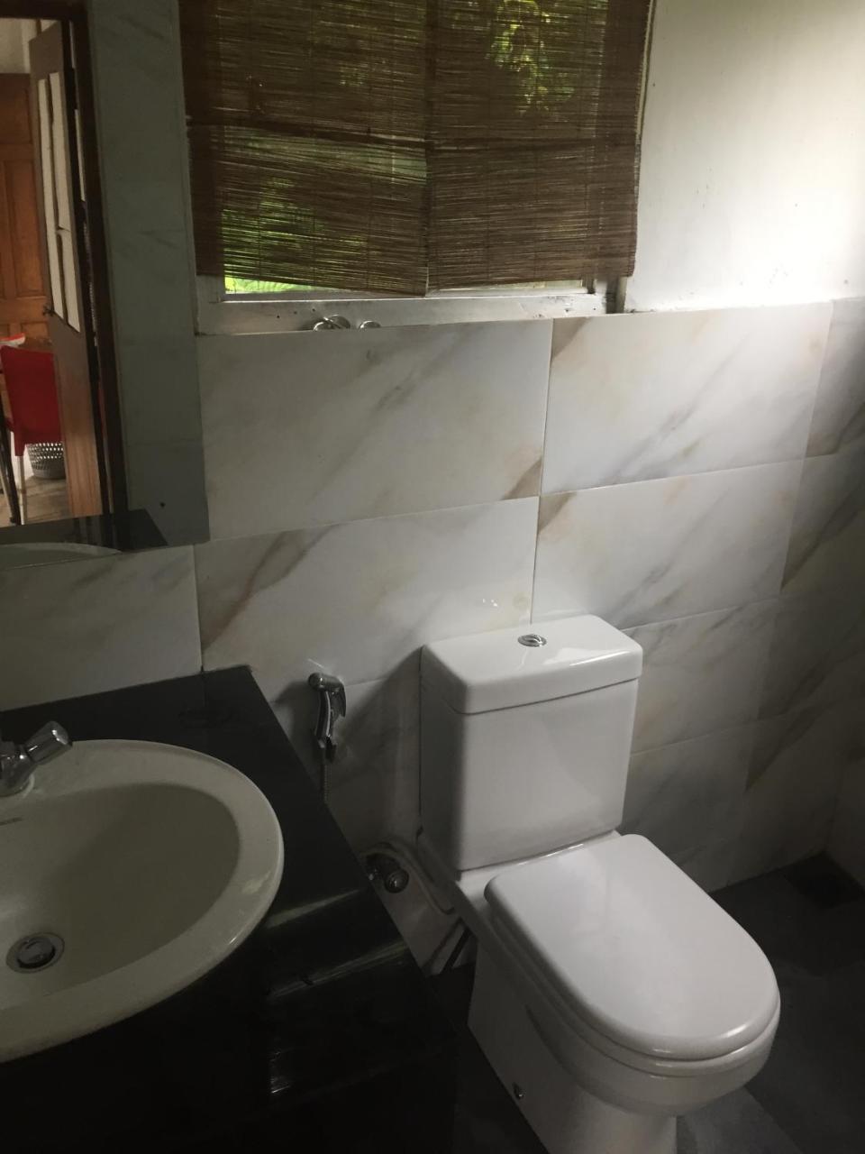 Upland Inn Канди Екстериор снимка