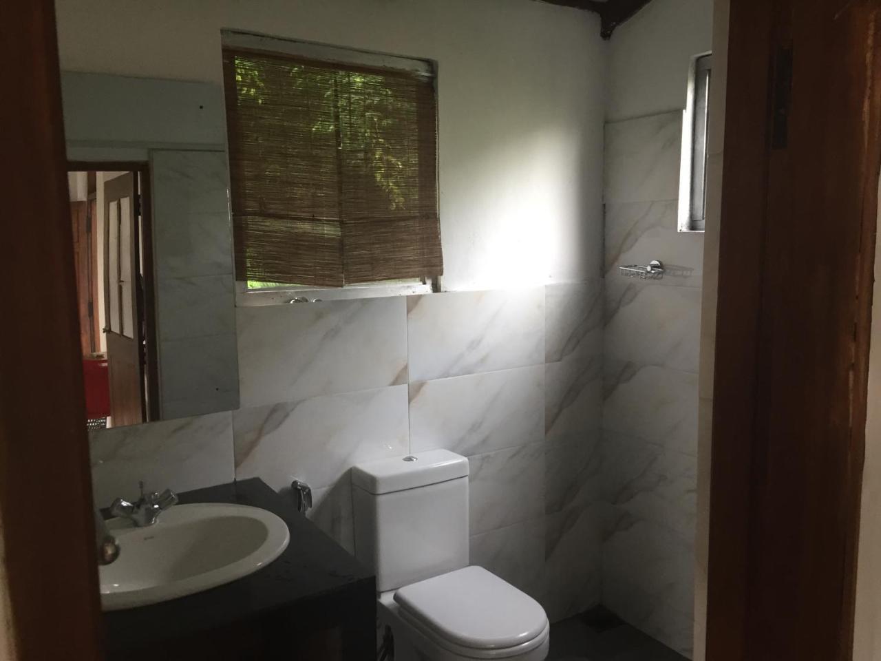 Upland Inn Канди Екстериор снимка